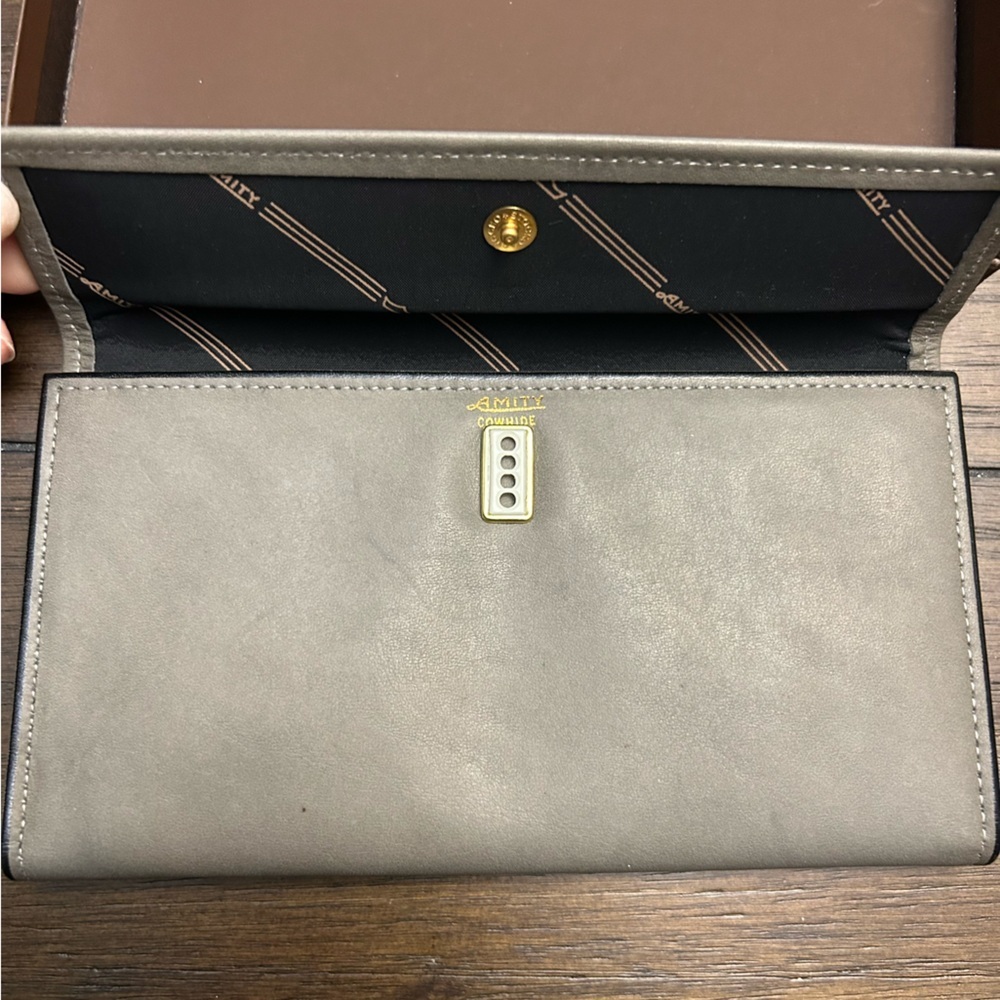 Amity Wallet (Trim Clutch )NWOT - Picture 2 of 5